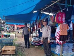 Bhabinkamtibmas Polsek Parongil Patroli Jalan Kaki di Pasar Tradisional