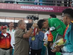 Pj. Bupati Langkat Berikan Medali kepada Juara Cabang Olahraga Sambo: Dorong Semangat Atlet Muda di Ajang Nasional