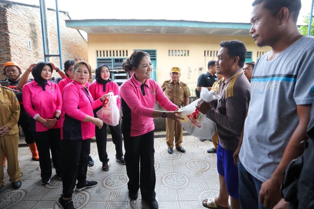 Bhayangkari Sumut Bantu Masyarakat Terdampak Banjir di Tebing Tinggi