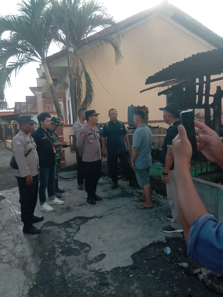 Kapolsek Pangkalan Susu beserta anggotanya turun langsung meninjau rumah warga yang terbakar.