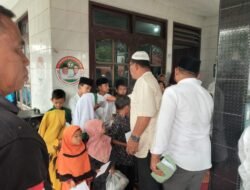 Relawan Pasti BISA memberikan santunan kepada anak yatim dan masyarakat yang kurang mampu.