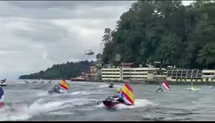 Helikopter AW169 Polri Terbang Diatas Para Racer Aquabike World Championship Danau Toba, Ajang Internasional Aman