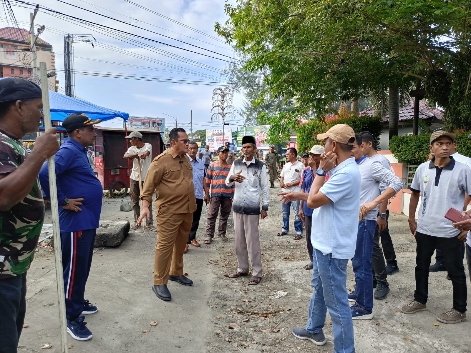 Pj Bupati & Komunitas Pijay Gleeh Gelorakan Semangat Gotong Royong Warga Meureudu