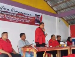 Rapidin Simbolon bersama DPC PDI Perjuangan Dairi Kunjungi dan Bantu Warga Korban Banjir Bandang